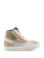 Alpinestars Stella Stated Podium Schuhe, High-Top Damen-Motorrad-Sneaker, Weiß und Hellgrau, Obermaterial aus beigem Wildleder und Leder, blaues Alpinestars-Logo, gerippter Strickkragen, dicke weiße vulkanisierte Sohle, Retro-Skate-Stil