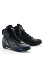 Alpinestars Faster-4 Drystar® Schuhe, Wasserdichte Motorradschuhe, Black Night Navy Cyan, mit weißen Alpinestars-Logos und cyanblauen Akzenten, sportorientiertes Design mit Schnürung und Klettverschluss