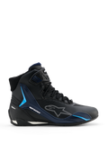 Alpinestars Faster-4 Drystar Schuhe, Motorradschuhe, Schwarz Night Navy Cyan, Seitenansicht mit High-Top-Sneaker-Design, cyanfarbene TPU-Stützpanele, weiß gestricheltes Alpinestars-Logo, Schnürverschluss mit strukturiertem Knöchelriemen.