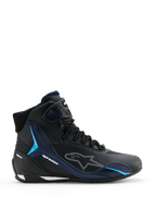 Alpinestars Faster-4 Drystar Schuhe, Motorradschuhe, Schwarz Night Navy Cyan, Seitenansicht mit High-Top-Sneaker-Design, cyanfarbene TPU-Stützpanele, weiß gestricheltes Alpinestars-Logo, Schnürverschluss mit strukturiertem Knöchelriemen.