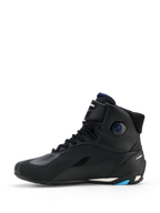 Alpinestars Faster-4 Drystar® Schuhe, Schwarz mit Akzenten in Night Navy und Cyan, Seitenansicht, halbhohe Motorradschuhe, mit Schnürung, Klettverschluss-Knöchelriemen und verstärkter Schutzsohle