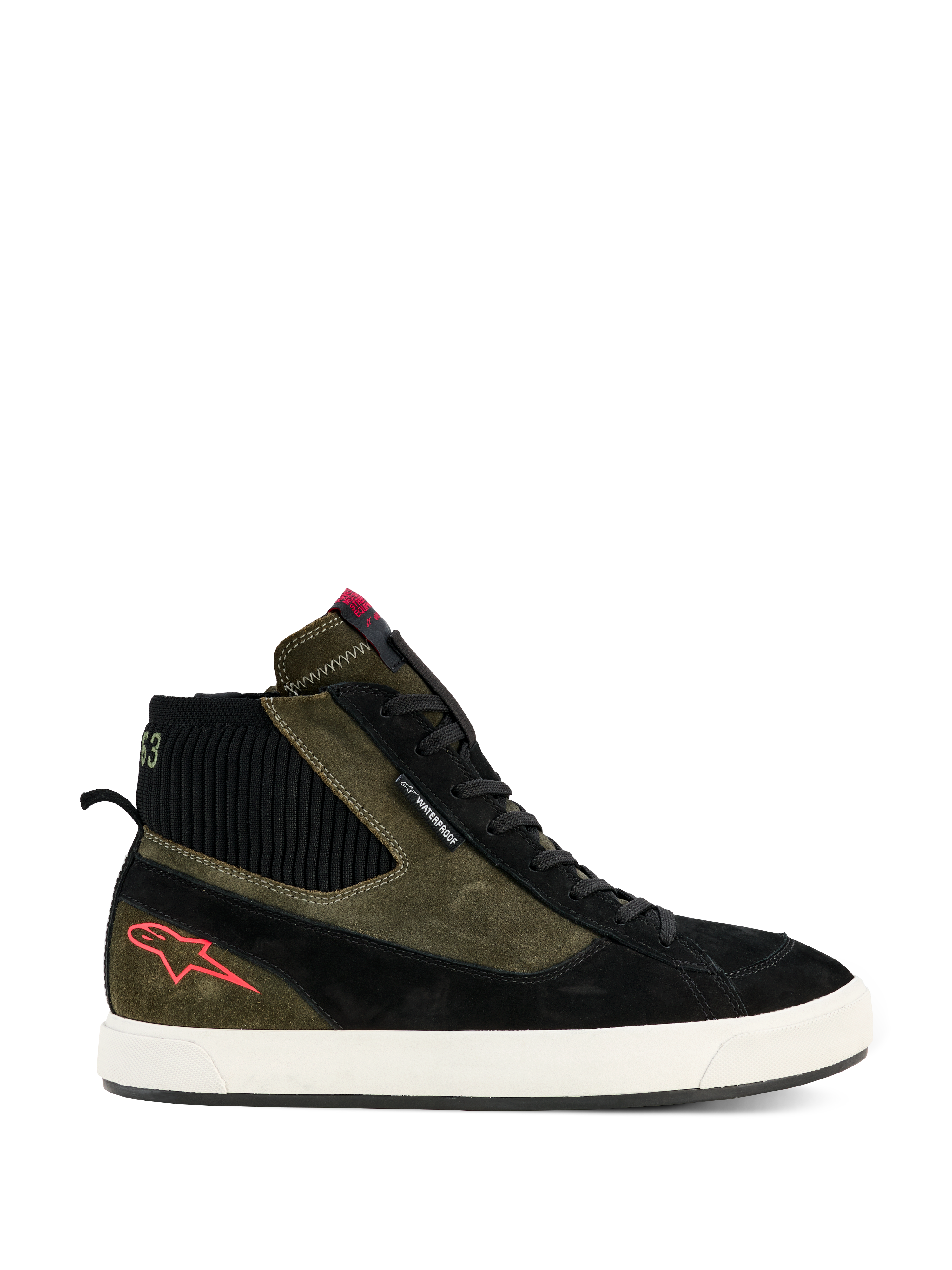 Alpinestars Stated Waterproof Schuhe, hohe Motorrad-Sneaker, Wildlederkonstruktion in Olivgrün und Schwarz, vulkanisierte Gummisohle in Off-White, rotes Stern-Logo an der Ferse, schwarzer gerippter Knöchelkragen, urbanes, von Streetwear inspiriertes Design