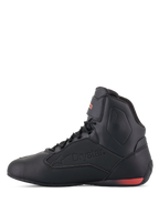 Alpinestars Faster-3 Drystar® Schuhe, Motorradschuhe, Schwarz und Rot Fluo, Seitenansicht mit geprägtem Drystar-Logo und fluoreszierendem rotem Fersenakzent, schlankes Mikrofaser-Chassis für Stadt- und Straßenfahrten