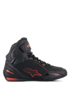 Alpinestars Faster-3 Drystar Schuhe, Motorradschuhe in Schwarz und Fluo-Rot, Seitenansicht, High-Top-Sneaker-Stil mit leichtem Mikrofaser-Chassis, wasserdichte Drystar-Membran, rotes Stern-Logo und Branding, Klettverschluss am Knöchel, perforierte Details für Atmungsaktivität.