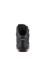 Alpinestars Faster-3 Drystar® Schuhe, Motorradschuhe, Rückansicht mit Ferse und Knöchel, schwarze Mikrofaser mit leuchtroten Akzenten, Reflektorstreifen für bessere Sichtbarkeit, sportlich inspirierte Schutzausrüstung für Straße und Stadt.