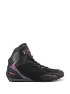 Alpinestars Stella Faster-3 Drystar® Damenschuhe, Motorrad-Sneaker, Schwarz mit dunkelgrauen und fuchsia-pinken Akzenten, Seitenansicht mit hohem Schaft, Schnürung mit Klettverschluss am Knöchel und verstärkten Schutzelementen.