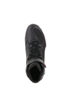 Alpinestars Stella Faster-3 Drystar® Damenschuhe, wasserdichte Motorradschuhe, Schwarz, Dunkelgrau und Fuchsia, Draufsicht mit Schnürverschluss und Klettverschlussriemen, stromlinienförmiges schützendes Schuhwerk für urbane Fahrten.