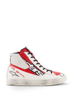 Alpinestars Stated Flair Schuhe, High-Top-Motorradschuhe, Weiß und Bright Red, hochwertige Lederkonstruktion mit handaufgetragenem Used-Look auf der weißen Sohle, großes schwarzes Alpinestars-Logo an der Seite, rote Einsätze und Text an der Ferse, Vintage-inspirierte Rennsport-Optik