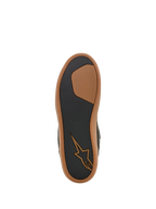 Alpinestars J-6 Wasserdichter Schuh, Sohlenansicht, Schwarz und Gum, strukturiertes Gummiprofil für Grip und Langlebigkeit, mit hellbraunem Astars-Logo und gummifarbenem Außenrand, Motorradschuh im Sneaker-Stil