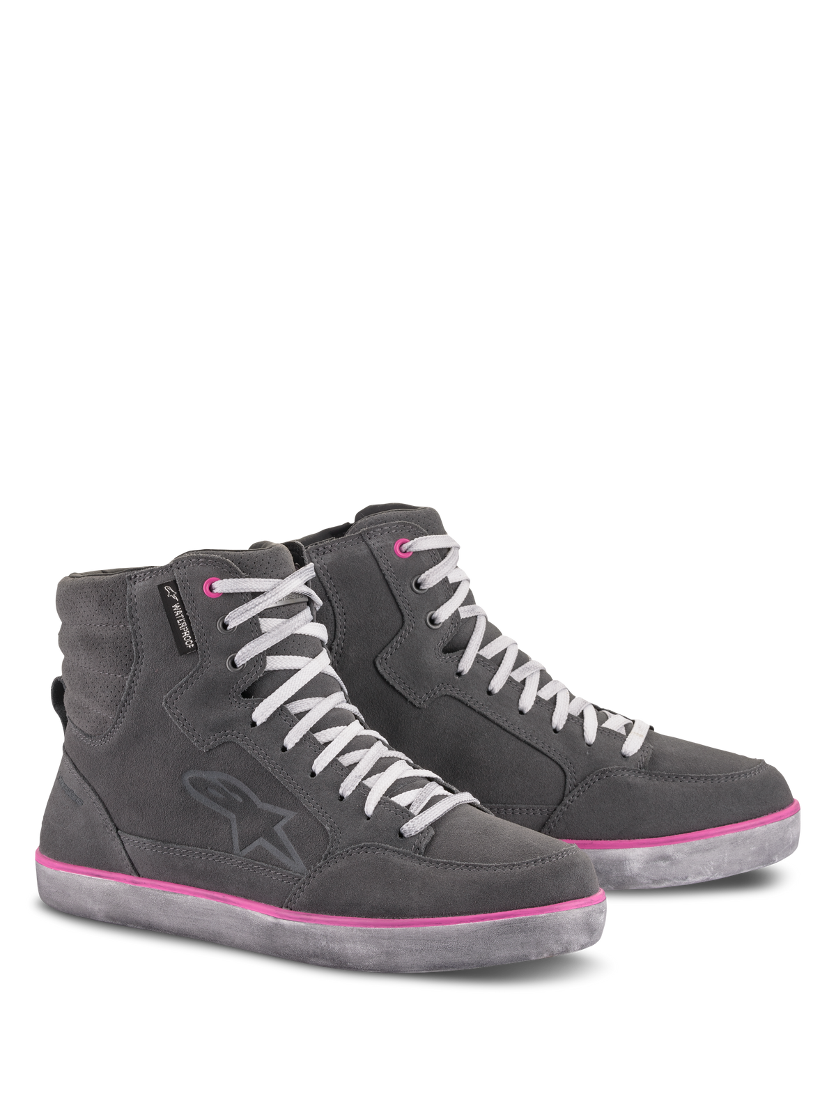 Alpinestars J-6 Wasserdichte Damenschuhe, Motorradschuhe, Hellgrau mit fuchsiafarbenen Akzenten, High-Top-Design im Sneaker-Stil, Obermaterial aus Wildleder und Leder, weiße Schnürsenkel, pinker Rand an Sohle und Ösen, urbane Motorradausrüstung
