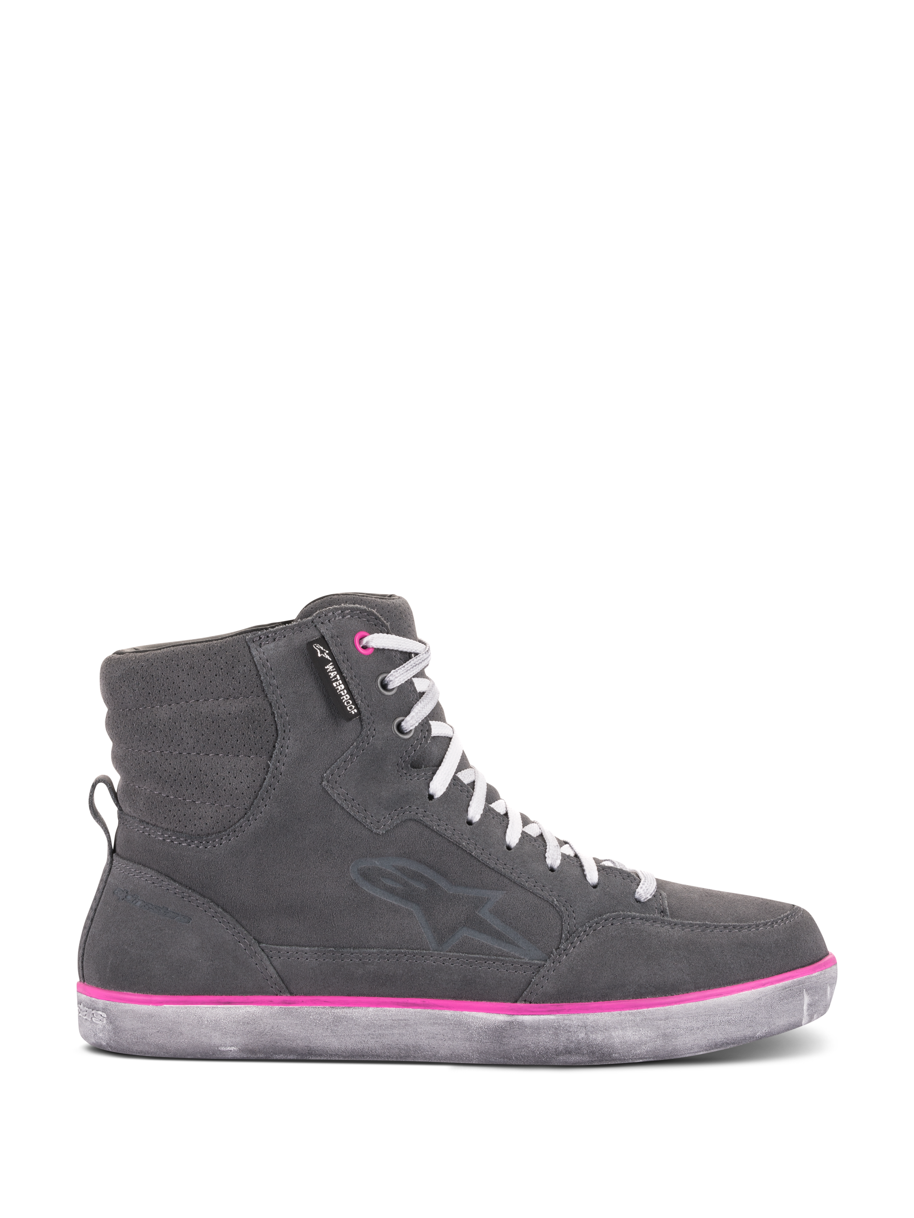 Alpinestars J-6 Waterproof Damen-Schuhe, Motorradschuhe, Grau und Fuchsia, High-Top-Sneaker-Design mit grauem Wildleder-Obermaterial, weißen Schnürsenkeln und einer leuchtend pinken Akzentlinie über der Gummisohle im Used-Look.