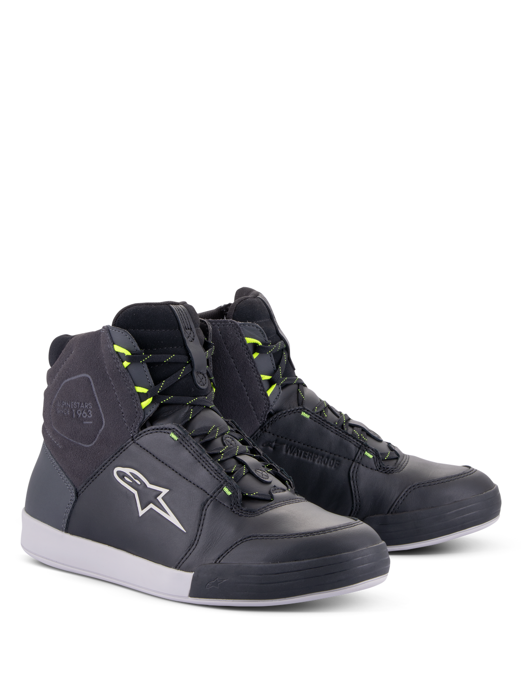 Alpinestars Chrome Drystar® Schuhe, urbane Motorradschuhe, Schwarz, Dunkelgrau und Gelb Fluo, High-Top-Silhouette aus hochwertigem Leder und Wildleder, mit weißem Alpinestars-Logo und neongelben Schnürsenkel-Schlaufen, lässiges Schutzschuhwerk im Street-Style