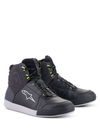 Alpinestars Chrome Drystar® Schuhe, urbane Motorradschuhe, Schwarz, Dunkelgrau und Gelb Fluo, High-Top-Silhouette aus hochwertigem Leder und Wildleder, mit weißem Alpinestars-Logo und neongelben Schnürsenkel-Schlaufen, lässiges Schutzschuhwerk im Street-Style