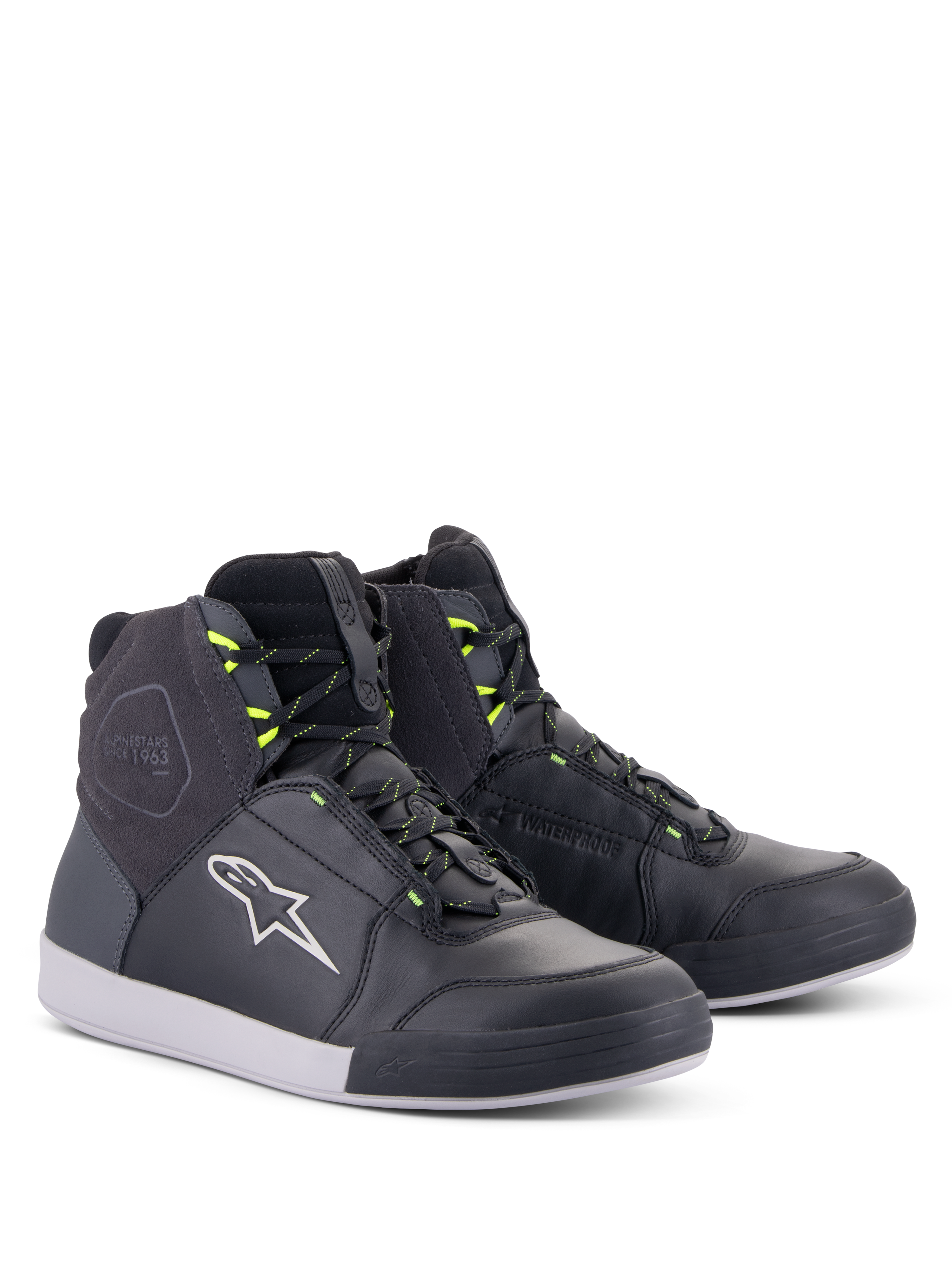 Alpinestars Chrome Drystar® Schuhe, urbane Motorradschuhe, Schwarz, Dunkelgrau und Gelb Fluo, High-Top-Silhouette aus hochwertigem Leder und Wildleder, mit weißem Alpinestars-Logo und neongelben Schnürsenkel-Schlaufen, lässiges Schutzschuhwerk im Street-Style