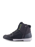 Alpinestars Chrome Drystar® Schuhe, Motorradschuhe, Schwarz, Dunkelgrau und Gelb Fluo, Seitenprofil zeigt lässiges Urban-High-Top-Design, seitlicher Reißverschluss, weiße Sohle und wasserdichte Leder- und Wildlederkonstruktion mit neongelben Akzenten.