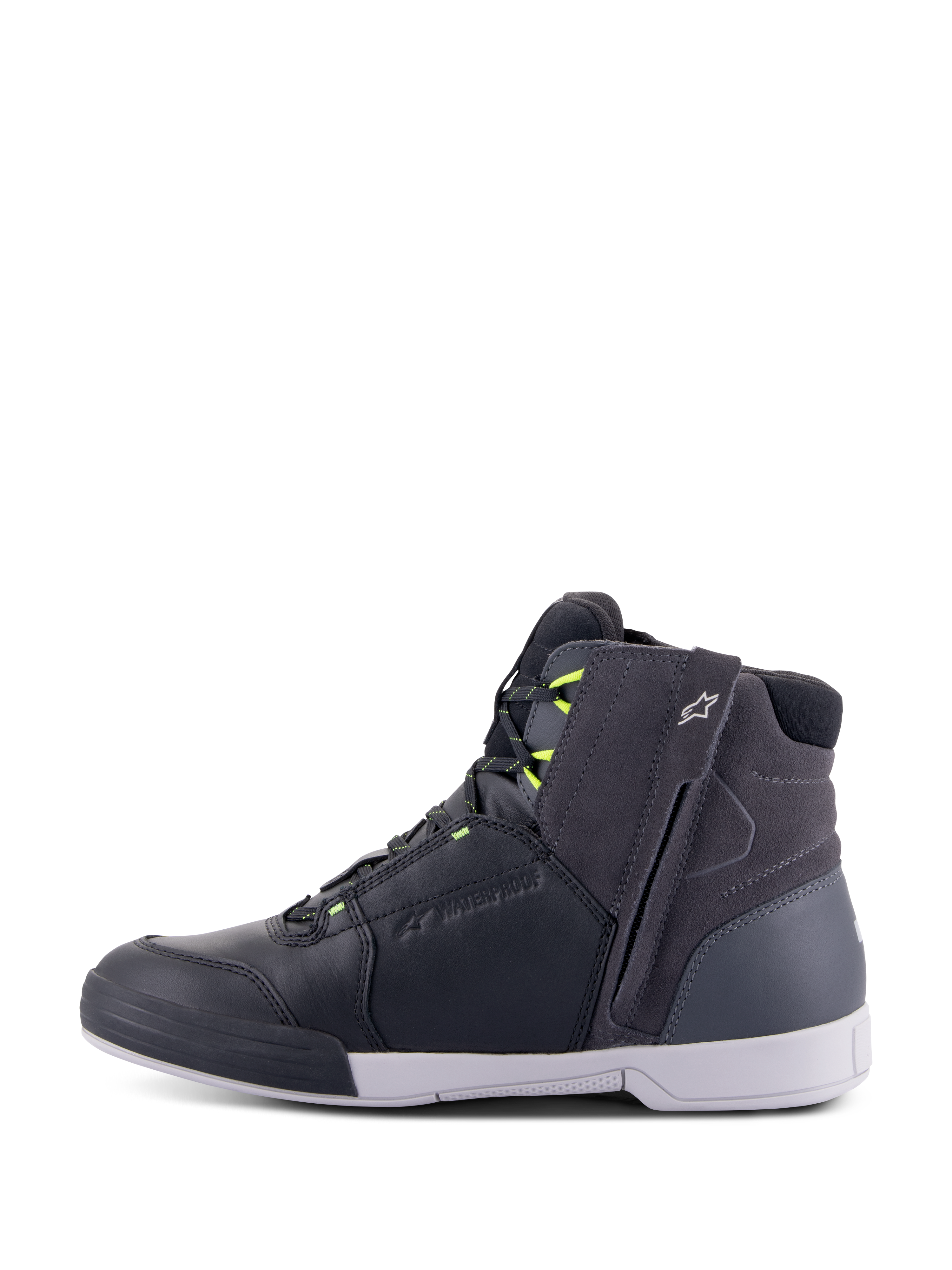 Alpinestars Chrome Drystar® Schuhe, Motorradschuhe, Schwarz, Dunkelgrau und Gelb Fluo, Seitenprofil zeigt lässiges Urban-High-Top-Design, seitlicher Reißverschluss, weiße Sohle und wasserdichte Leder- und Wildlederkonstruktion mit neongelben Akzenten.