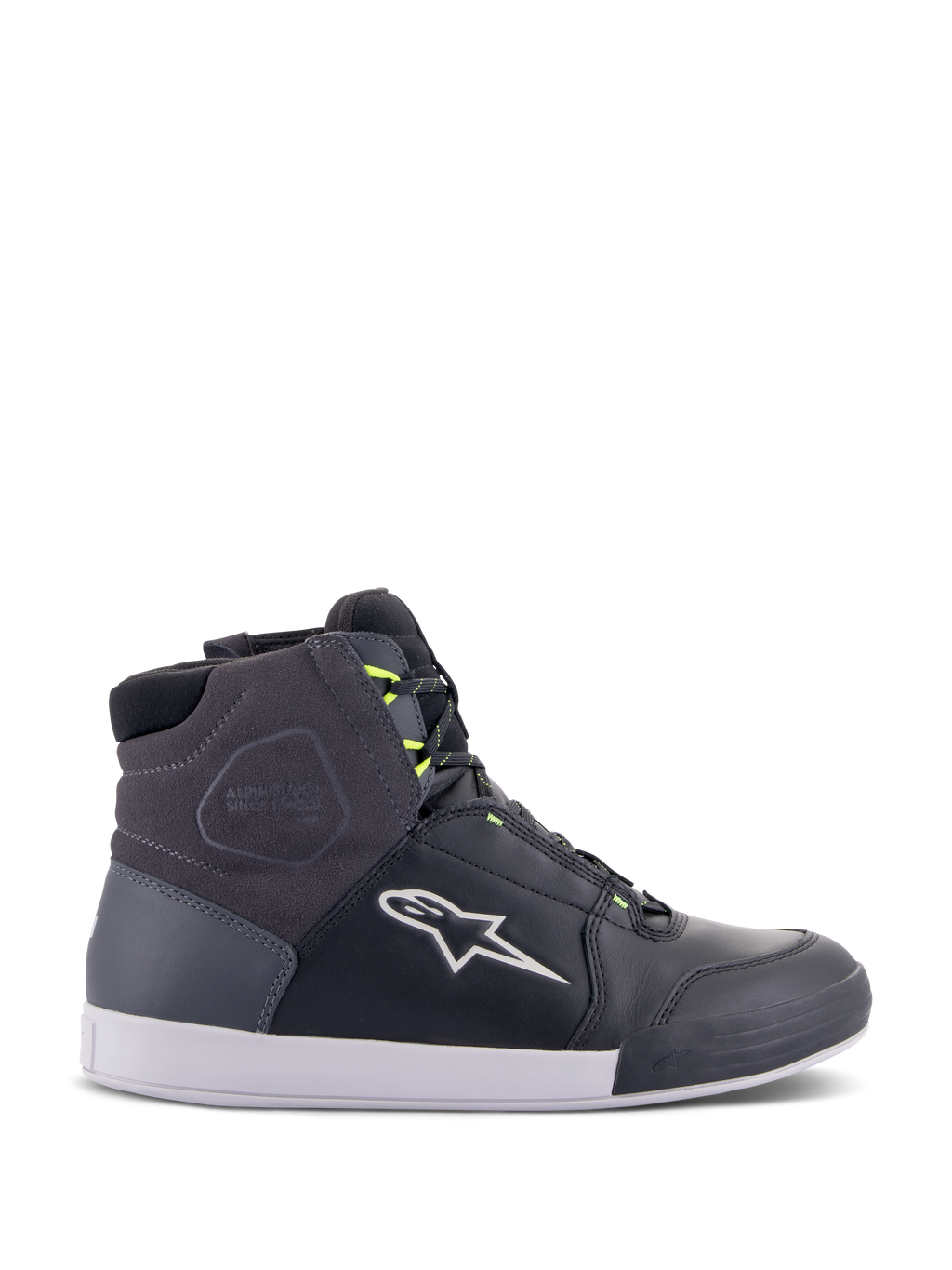 Alpinestars Chrome Drystar Schuhe, urbane Motorrad-Sneaker in Schwarz, Dunkelgrau und Gelb Fluo, mit hochwertigen Leder- und Wildledereinsätzen, weißer Sohle, neongelben Schnürsenkeln und markantem Stern-Logo.