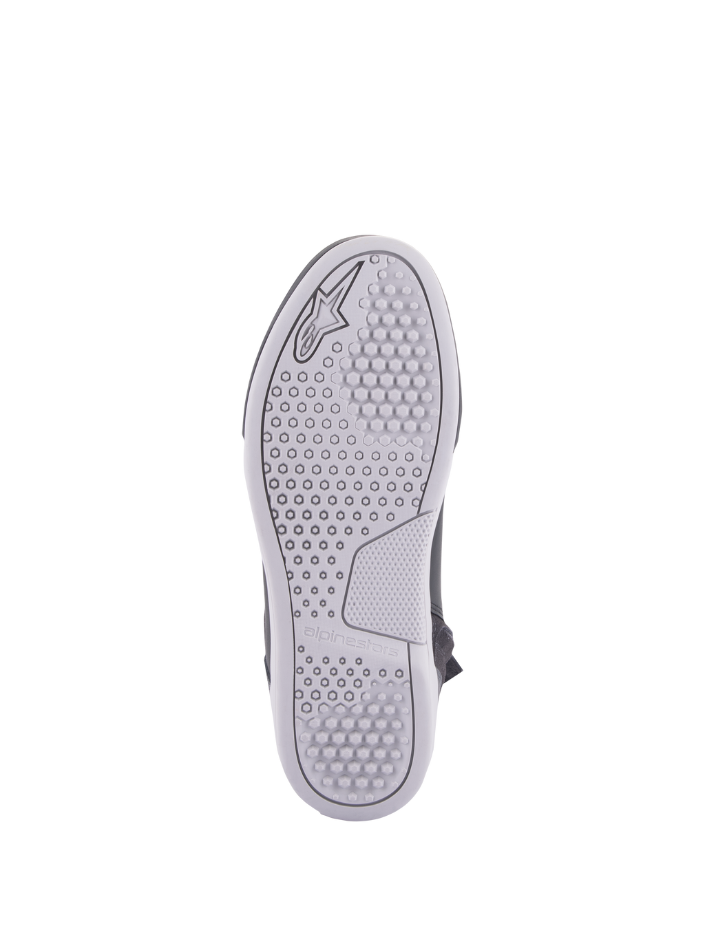 Alpinestars Chrome Drystar® Schuhe, urbane Motorradschuhe, Sohlenansicht, hellgraue Gummisohle mit sechseckigen und kreisförmigen Profilmustern, geprägtes Alpinestars-Logo und Markenname.