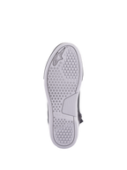 Alpinestars Chrome Drystar® Schuhe, urbane Motorradschuhe, Sohlenansicht, hellgraue Gummisohle mit sechseckigen und kreisförmigen Profilmustern, geprägtes Alpinestars-Logo und Markenname.