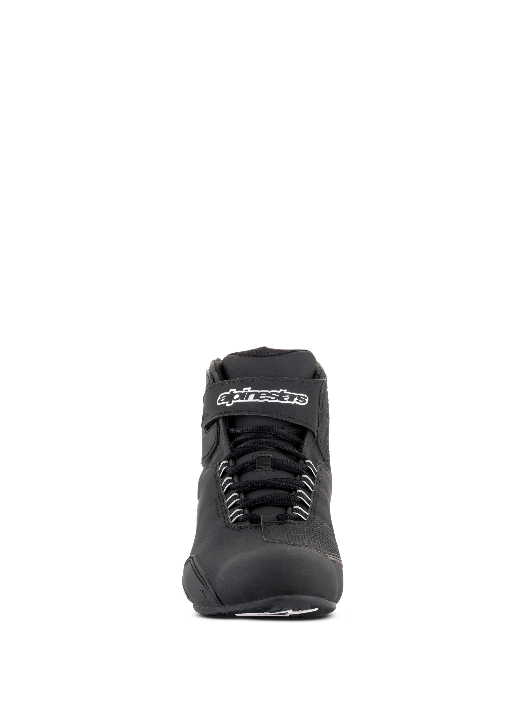 Alpinestars Sektor Waterproof Schuhe, schwarze Motorradschuhe, Vorderansicht mit schwarzen Schnürsenkeln und einem Klettverschluss-Knöchelriemen mit weißem Alpinestars-Logo, elegantes Mikrofaser-Design für Motorrad-Performance bei jedem Wetter