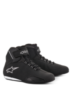 Alpinestars Stella Sektor Wasserdichte Damenschuhe, Motorradschuhe, Schwarz und Silber, schlankes Mikrofaser-Obermaterial mit Schnürverschluss und Klettverschluss am Knöchel, mit einem silbernen Alpinestars Stern-Logo an der Seite und einer schmalen Gummisohle.
