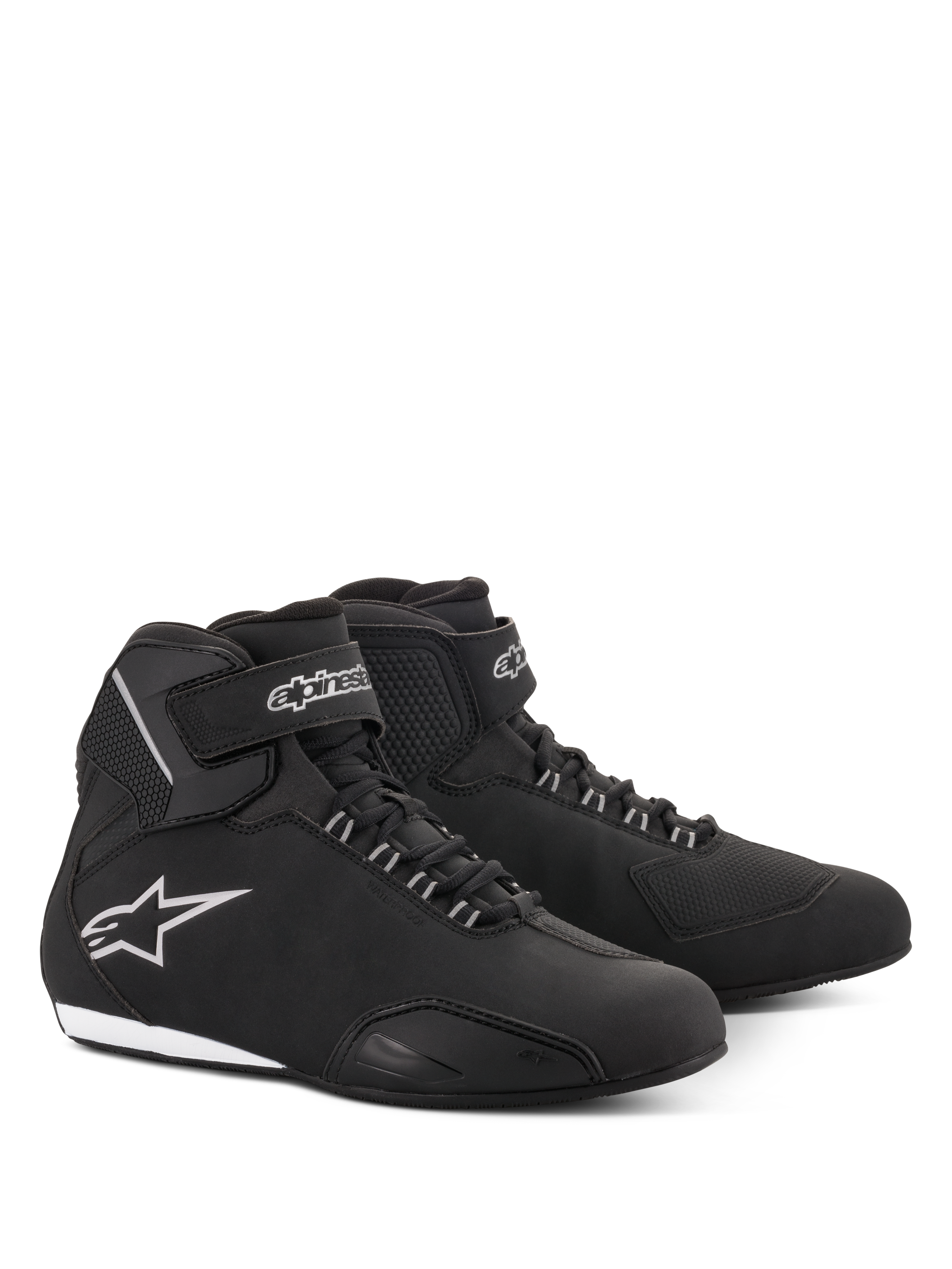 Alpinestars Stella Sektor Wasserdichte Damenschuhe, Motorradschuhe, Schwarz und Silber, schlankes Mikrofaser-Obermaterial mit Schnürverschluss und Klettverschluss am Knöchel, mit einem silbernen Alpinestars Stern-Logo an der Seite und einer schmalen Gummisohle.