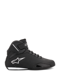 Alpinestars Stella Sektor wasserdichte Damenschuhe, Schwarz und Silber, Seitenprofil eines halbhohen Motorradschuhs mit leichtem Mikrofaser-Hauptchassis, weißem Astars-Logo sowie sicherem Schnür- und Klettverschluss