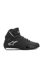 Alpinestars Stella Sektor wasserdichte Damenschuhe, Schwarz und Silber, Seitenprofil eines halbhohen Motorradschuhs mit leichtem Mikrofaser-Hauptchassis, weißem Astars-Logo sowie sicherem Schnür- und Klettverschluss