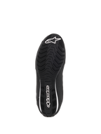 Alpinestars Stella Sektor Waterproof Damen-Schuhe, Unteransicht der schwarzen Gummisohle, texturiertes wellenförmiges Profilmuster für Traktion, weißes Alpinestars Stern-Logo und Wortmarke, konzipiert für optimalen Wasserabfluss und Griffigkeit.