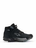 Alpinestars CR-X Damen Drystar Motorradschuhe, schwarze High-Top Motorrad-Sneaker, Seitenansicht urbaner Fahrerschuhe mit Schnürung und Klettverschluss am Knöchel, weißes Alpinestars-Sternlogo, 'Drystar'- und 'TPF'-Branding auf der Zwischensohle, robuste Gummisohle mit weißen und grauen Mustern
