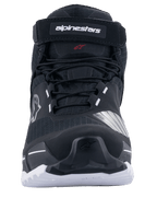 Alpinestars CR-X Drystar® Motorradschuhe, Schwarz und Weiß, Frontansicht mit Schnürsenkeln und Alpinestars-Markenriemen oben, weiße Sohle mit griffigem Profil, sportliches Laufschuh-inspiriertes Design für Straßen- und Adventure-Fahrten