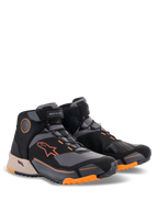 Alpinestars CR-X Drystar® Motorradschuhe, Schwarz, Hellbraun und Orange, Motorradschuhe im Laufschuh-Design, mit orangefarbenen Logos und Akzenten auf der Sohle, hellbraunem Fersendetail und dunkelgrauen Einsätzen, sportliche Allwetter-Fahrschuhe.