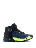 Alpinestars CR-X Drystar® Motorradschuhe, Schwarz, Dunkelblau und Gelb Fluo, sportliches Design mit schwarzen Schnürsenkeln und Klettverschluss oben, leuchtend gelbe Akzente auf der Zwischensohle mit Drystar-Branding, Alpinestars Stern-Logo auf der Seite, technisches Schuhwerk für urbanes Fahren