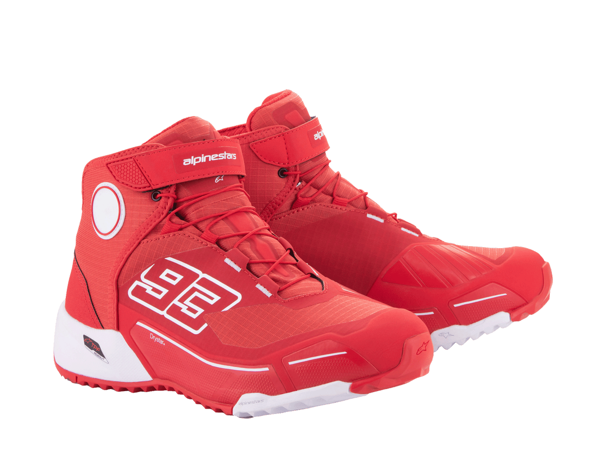 Alpinestars MM93 CR-X Drystar® Motorradschuhe, Leuchtendes Rot und Weiß, Seitenansicht, mit „93“-Grafik auf der Seite, Alpinestars-Logo auf dem Riemen, weiße technische Sohle, von Laufschuhen inspirierte Silhouette für das Motorradfahren