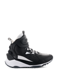 Alpinestars Speedstreet Schuhe, hohe Motorrad-Sneaker, Schwarz und Weiß, Seitenansicht mit großem Klettverschluss am Knöchel, dicke weiße Zwischensohle mit Alpinestars- und TPF-Branding, robuste Gummilaufsohle für urbane Fahrten