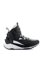 Alpinestars Speedstreet Schuhe, hohe Motorrad-Sneaker, Schwarz und Weiß, Seitenansicht mit großem Klettverschluss am Knöchel, dicke weiße Zwischensohle mit Alpinestars- und TPF-Branding, robuste Gummilaufsohle für urbane Fahrten
