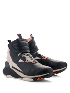 Alpinestars Speedstreet Schuhe, urbane Motorradschuhe, Schwarz, Mandel und Hot Orange, High-Top-Design im Streetwear-Stil mit Obermaterial aus Mikrofaser, großem Klettverschlussriemen am Knöchel, Schnürsenkeln und dicker altweißer Sohle mit orangefarbenen Grip-Details