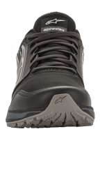 Alpinestars Meta Trail Schuhe, Performance-Laufschuh, Schwarz und Dunkelgrau, Frontansicht, strapazierfähige Zehenkappe mit Stern-Logo, Mesh-Konstruktion mit Schnürsenkeln, robuste, ölbeständige Gummiaußensohle