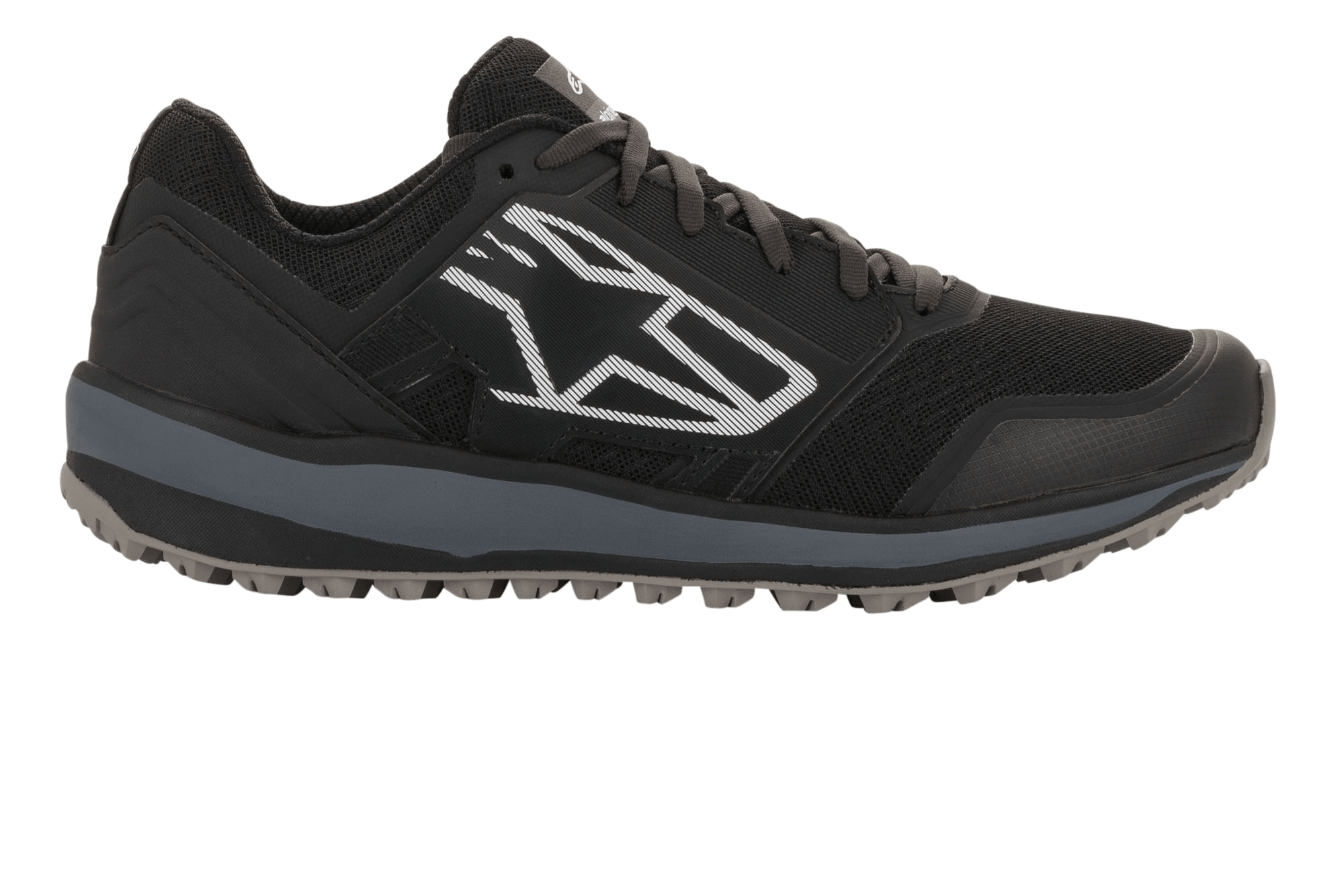 Alpinestars Meta Trail Schuhe, Performance-Laufschuhe, Schwarz und Dunkelgrau, Seitenansicht mit großem weißen geometrischen Astars-Logo, Mesh-Obermaterial mit grauer Zwischensohle und profilierter Gummisohle, lässiges Motorsport-Paddock-Schuhwerk