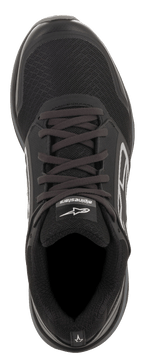 Alpinestars Meta Trail Schuhe, Schwarz und Dunkelgrau, Draufsicht, schwarzes Mesh-Obermaterial mit Schnürsenkeln, weißes Alpinestars-Logo auf der Zunge, Performance-Paddock- und Running-inspirierte Schuhe