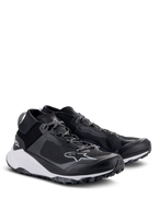 Alpinestars Meta XR V2 Schuhe, Sportswear-Schuhe, Schwarz, Weiß und Dunkelgrau, mit einteiligem Mesh-Obermaterial, dicker weißer gedämpfter Zwischensohle und robuster Außensohle, lässiges sportliches Design mit Alpinestars-Logo und gemusterten Schnürsenkeln