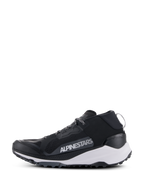 Alpinestars Meta XR V2 Schuhe, Sportswear-Schuhe, Schwarz, Weiß und Dunkelgrau, Seitenprofil mit Mesh-Obermaterial, weißer Zwischensohle und robuster Außensohle, markantes weißes Alpinestars-Branding auf der Seitenpartie.