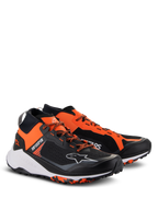 Alpinestars Meta XR V2 Schuhe, sportliche Freizeitschuhe, Schwarz, Orange und Weiß, mit einteiligem Mesh-Obermaterial, leuchtend orangefarbenen Einsätzen, orangefarbenen Schnürsenkeln, weißem Astar-Logo und einer robusten Gummisohle für optimale Traktion.