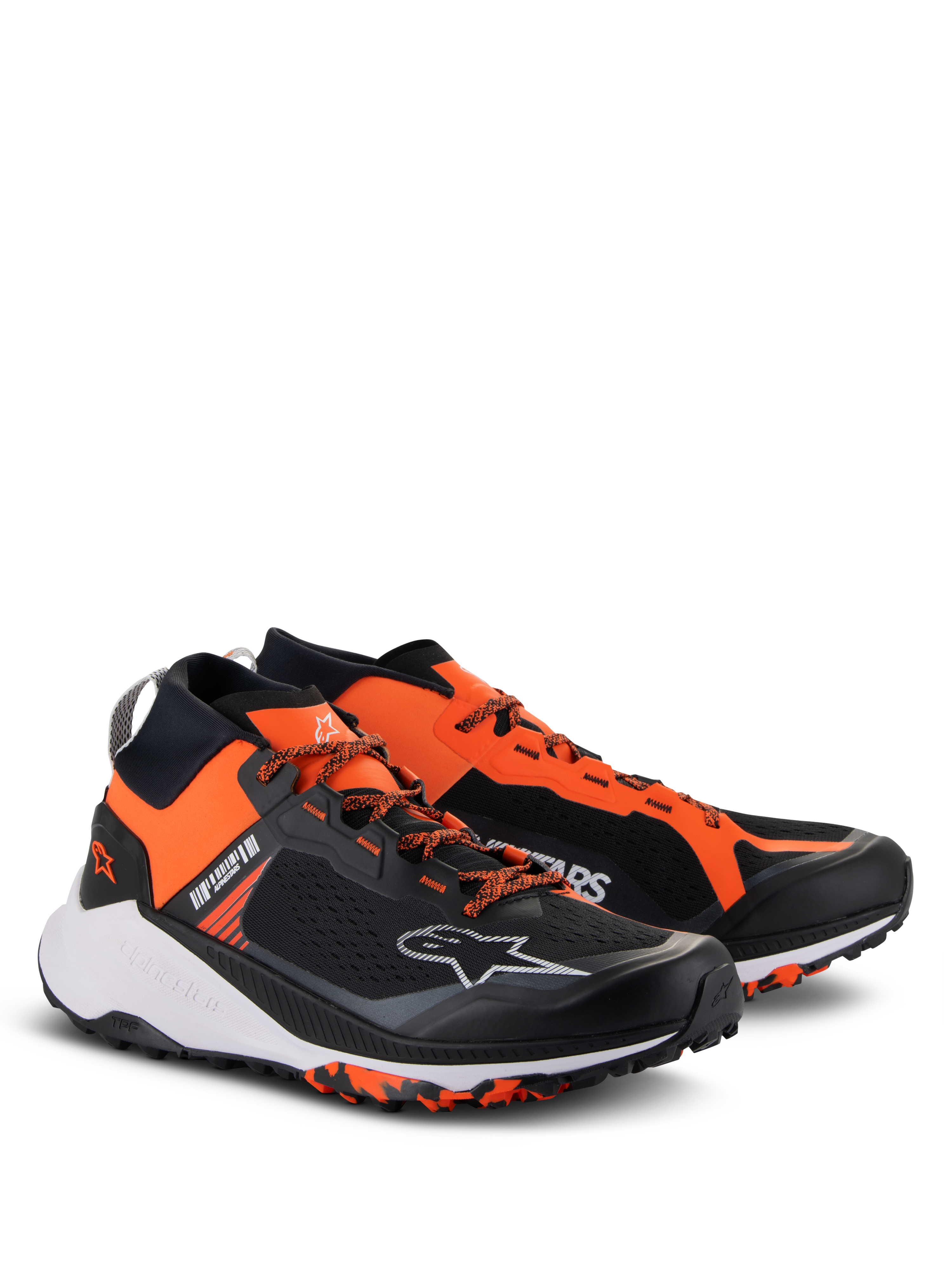 Alpinestars Meta XR V2 Schuhe, sportliche Freizeitschuhe, Schwarz, Orange und Weiß, mit einteiligem Mesh-Obermaterial, leuchtend orangefarbenen Einsätzen, orangefarbenen Schnürsenkeln, weißem Astar-Logo und einer robusten Gummisohle für optimale Traktion.