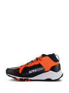 Alpinestars Meta XR V2 Schuhe, Sport-Freizeitschuhe, Schwarz, Orange und Weiß, Profilansicht mit leuchtend orangefarbenem Panel und weißem Branding, atmungsaktivem schwarzem Mesh, dicker weißer Zwischensohle und robuster profilierter Außensohle.