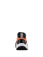 Alpinestars Meta XR V2 Schuhe, sportliche Freizeitschuhe, Schwarz, Orange und Weiß, Rückansicht mit robuster Gummisohle, weißer Zwischensohle und orangefarbenem Obermaterial mit Fersenlasche und kleinem Alpinestars-Logo.