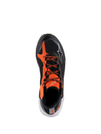 Alpinestars Meta XR V2 Schuhe, sportliche Freizeitschuhe, Schwarz, Orange und Weiß, Draufsicht mit schwarzem technischem Mesh-Obermaterial, leuchtend orangefarbenen Overlays, gemusterten Schnürsenkeln und weißen Logo-Details, entwickelt für ganztägigen Komfort und Stabilität.