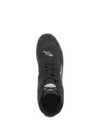 Alpinestars SP V2 Schuhe, Auto-Rennschuhe, Schwarz, Draufsicht zeigt das asymmetrische Schnürsystem, die hochwertige Wildlederkonstruktion und das weiße Astars-Logo-Branding auf der Zehenkappe