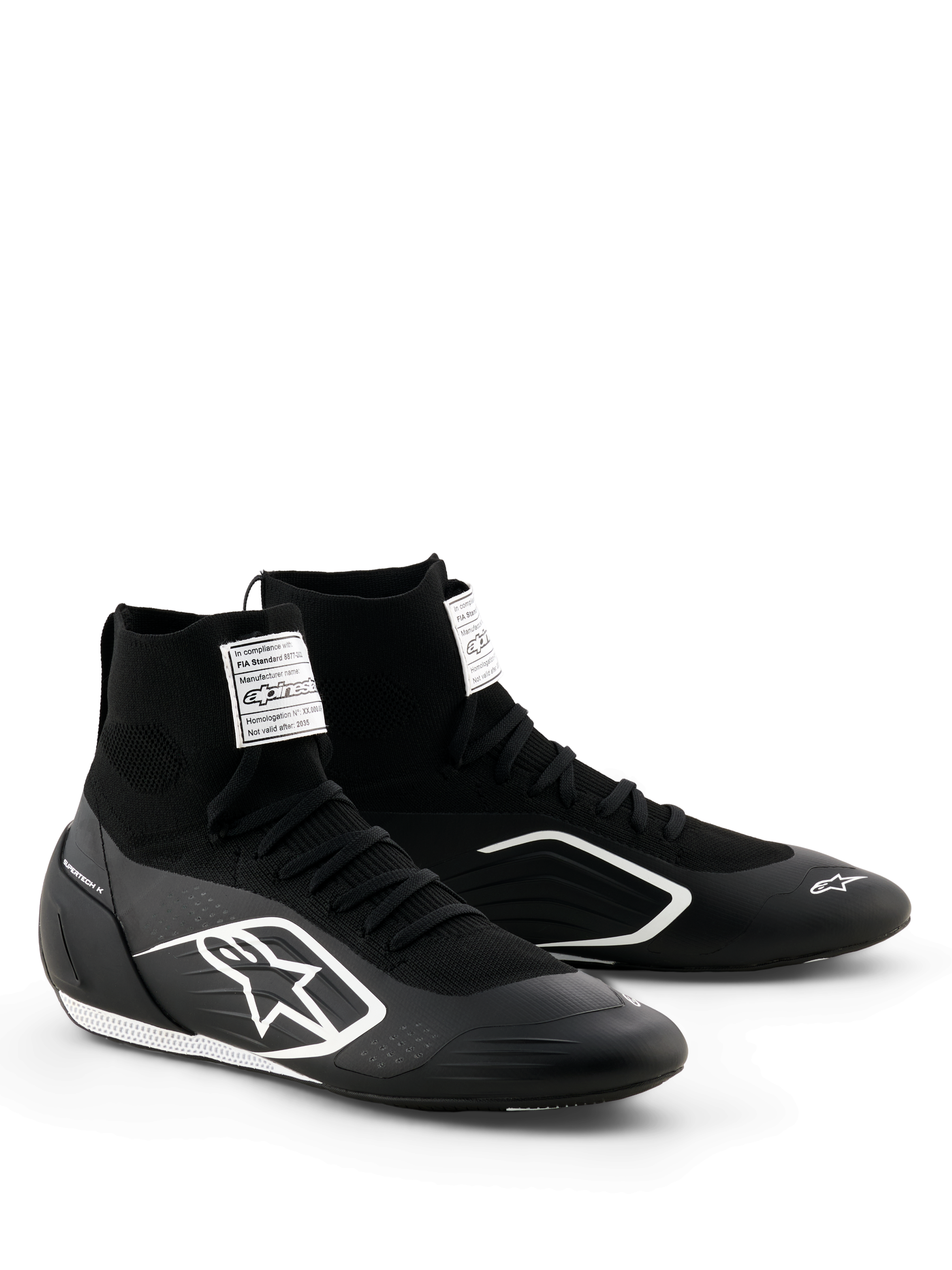 Alpinestars Supertech K Schuhe - FIA, Kart-Schuhe, Schwarz und Weiß, vollständig gestricktes Obermaterial mit sockenähnlicher High-Top-Passform, weißes Alpinestars-Logo an der Seite, weißes FIA-Zertifizierungsetikett auf der Zunge, schlankes, leichtes Design für Rennleistung