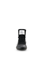 Alpinestars Supertech K Schuhe - FIA, Kart-Schuhe, Schwarz und Weiß, Vorderansicht mit hoch geschnittenem, gestricktem Obermaterial, schwarzen Schnürsenkeln und einem FIA-Homologationslabel auf der Zunge.